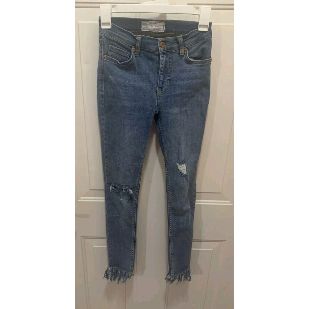 Free people Women’s Distressed Raw Hem Ankle Jeans. Waist 24. B43